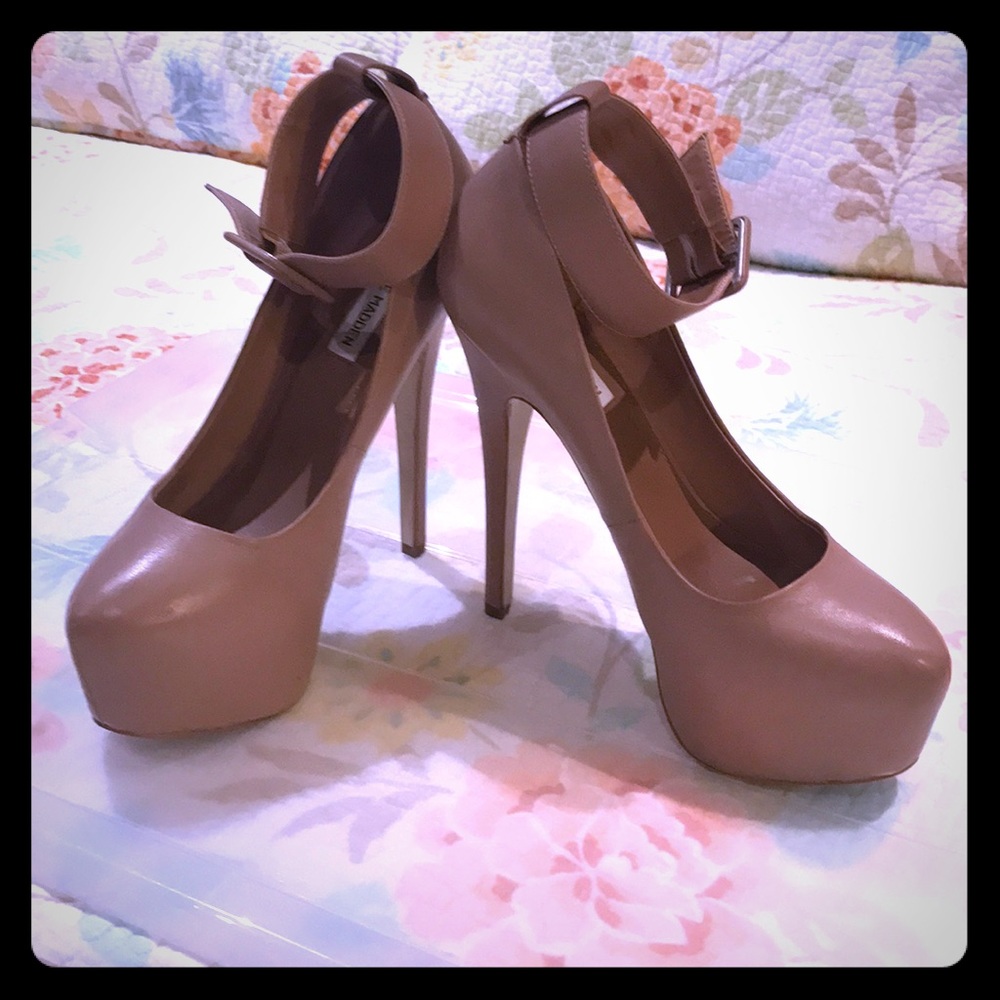 Steve Madden nude pumps